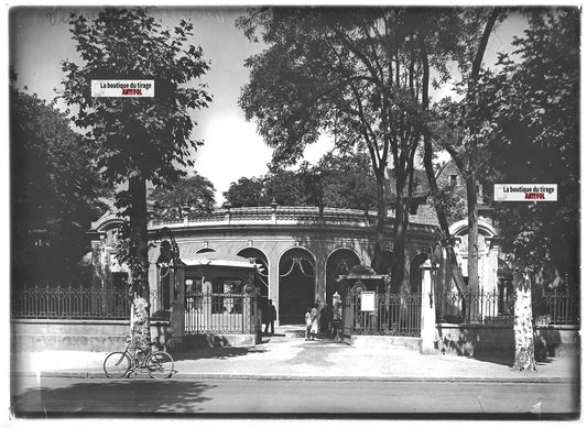 Plaque verre photo ancienne positif noir & blanc 13x18 cm Vichy Célestins vélo