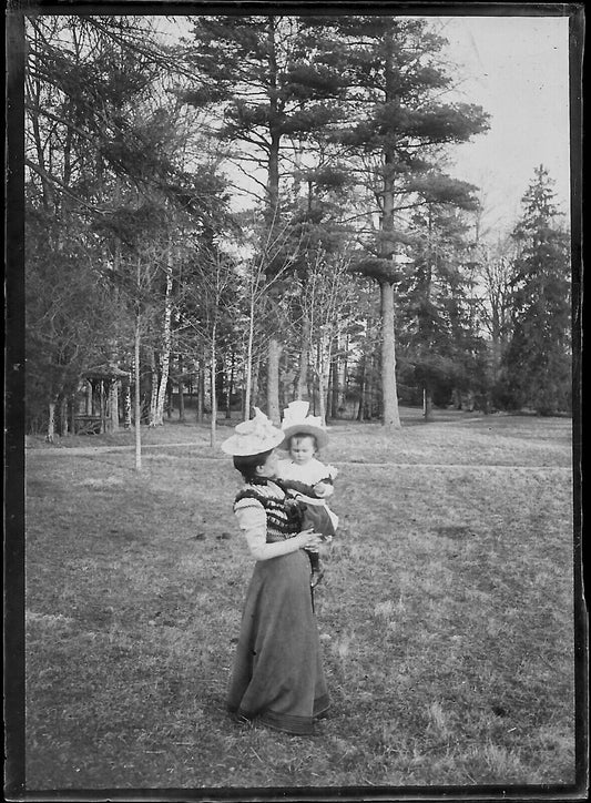 Plaque verre photo ancienne négatif noir et blanc 6x9 cm femme enfant parc - La Boutique Du Tirage 