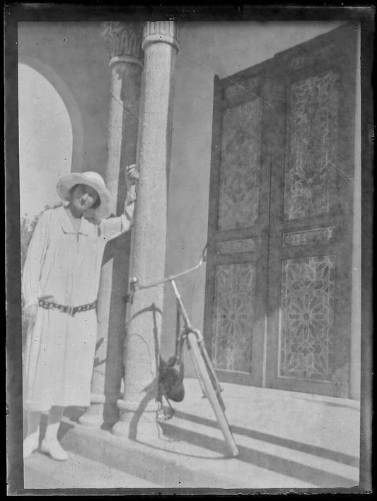 Plaque verre photo ancienne noir et blanc négatif 9x12 cm femme vélo maison 