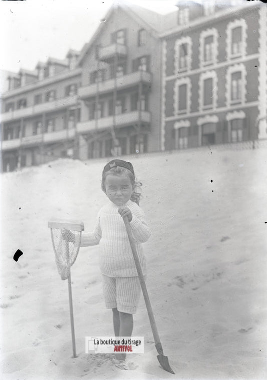 Fillette épuisette, Berck-sur-Mer, plaque verre photo ancienne, négatif 9x12 cm