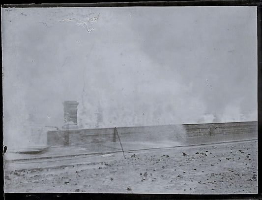 Plaque verre photo ancienne négatif noir et blanc 4x6 cm vague tempête mer océan