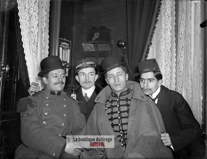 Camaraderie soldats, Paris 1910, plaque verre, photo ancienne, négatif 9x12 cm