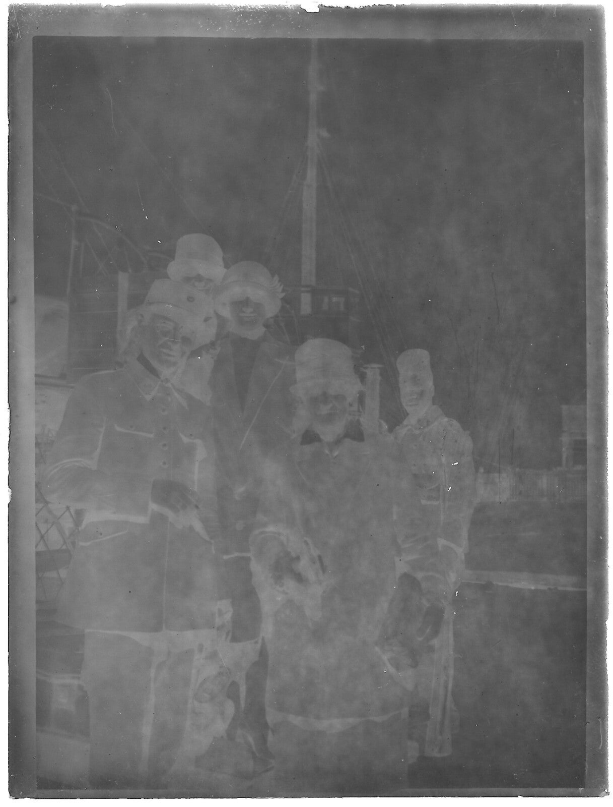 Plaque verre photo ancienne noir et blanc négatif 9x12 cm soldat, bateau 