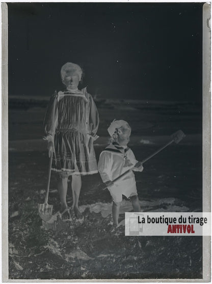 Jeunes enfants, sable, Berck-Plage, plaque verre photo ancienne, négatif 9x12 cm