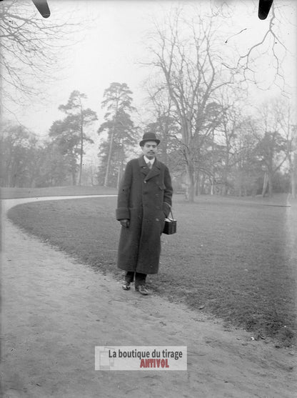 Homme, promenade, parc, plaque verre, photo ancienne, négatif 9x12 cm