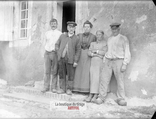 Famille de fermiers, maison, plaque verre, photo ancienne, négatif 9x12 cm
