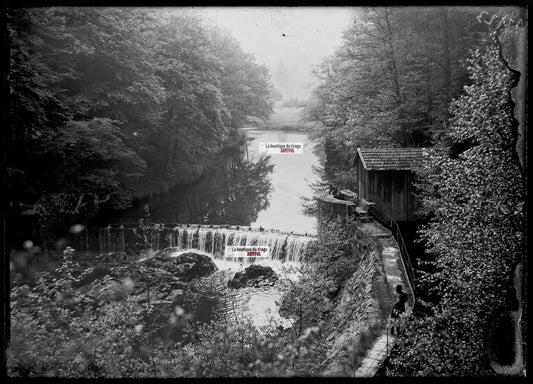 Plaque verre photo ancienne négatif noir et blanc 13x18 cm Vagney eau pêcheur