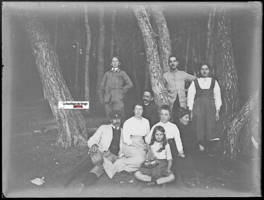 Famille, forêt, Plaque verre photo ancienne, négatif noir & blanc 9x12 cm