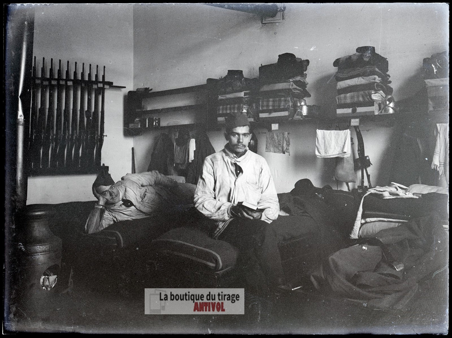 Chambrée militaire, soldats, plaque verre, photo ancienne, négatif 9x12 cm