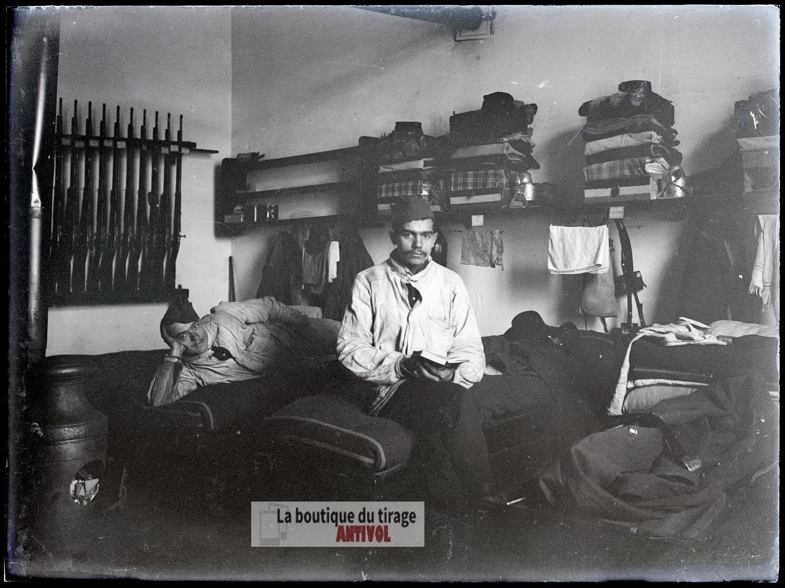 Chambrée militaire, soldats, plaque verre, photo ancienne, négatif 9x12 cm