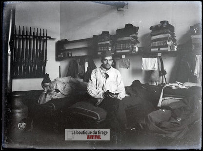 Chambrée militaire, soldats, plaque verre, photo ancienne, négatif 9x12 cm
