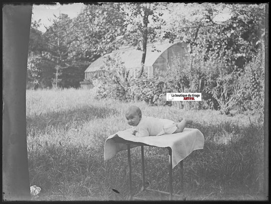 Bébé, jardin, enfant, Plaque verre photo ancienne, négatif noir & blanc 9x12 cm