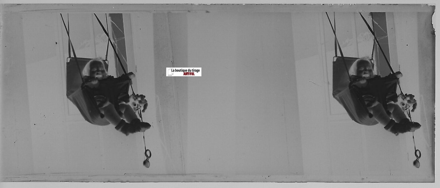 Bébé, jeu, Plaque verre photo stéréoscopique, négatif noir & blanc 4,5x10,7 cm