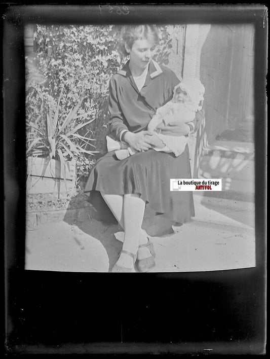 Maman, bébé, Plaque verre photographie ancienne, négatif noir & blanc 9x12 cm