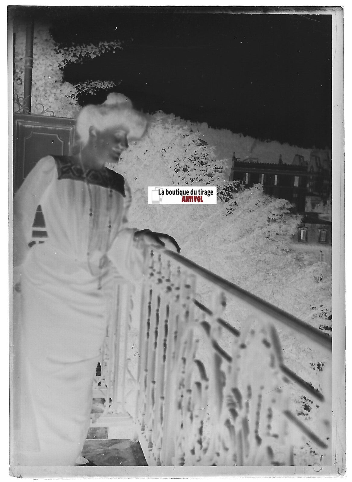 Balcon, femme robe, Plaque verre photo, négatif ancien noir & blanc 6x9 cm