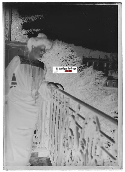 Balcon, femme robe, Plaque verre photo, négatif ancien noir & blanc 6x9 cm