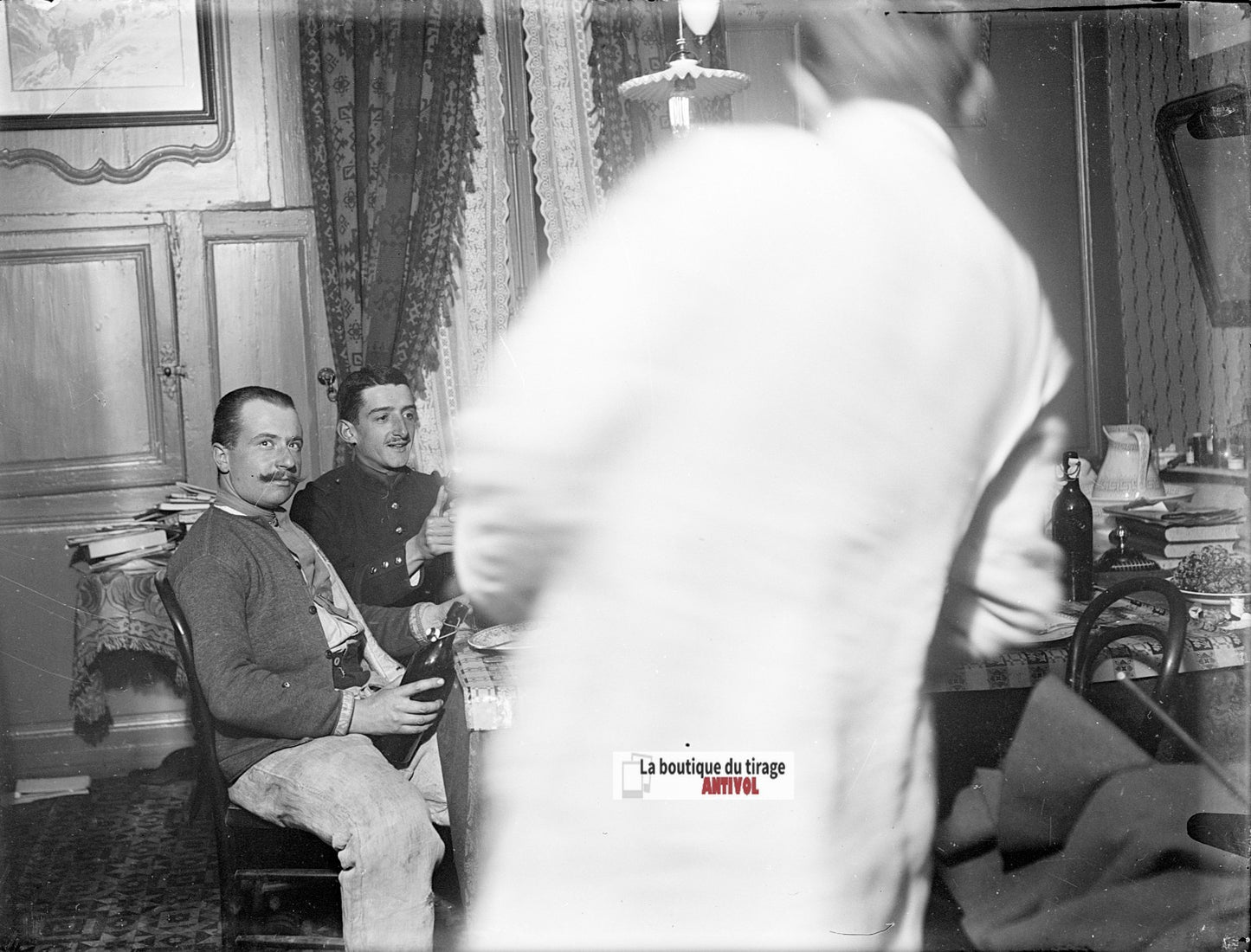 Intérieur avec soldats, plaque verre, photo ancienne, négatif N&B 9x12 cm