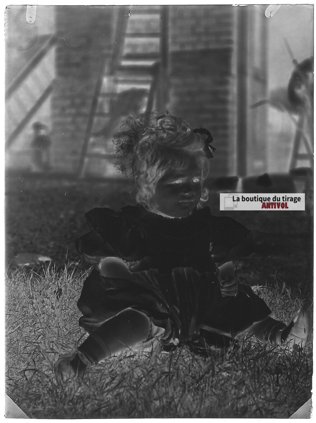 Plaque verre photo ancien négatif noir et blanc 9x12 cm enfant jardin herbe jeu