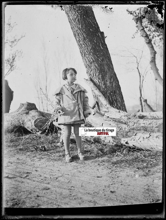 Petite fille, forêt, Plaque verre photo ancienne, négatif noir & blanc 9x12 cm