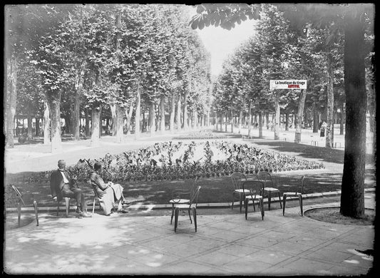 Plaque verre photo ancienne négatif noir et blanc 13x18 cm Vichy parc public