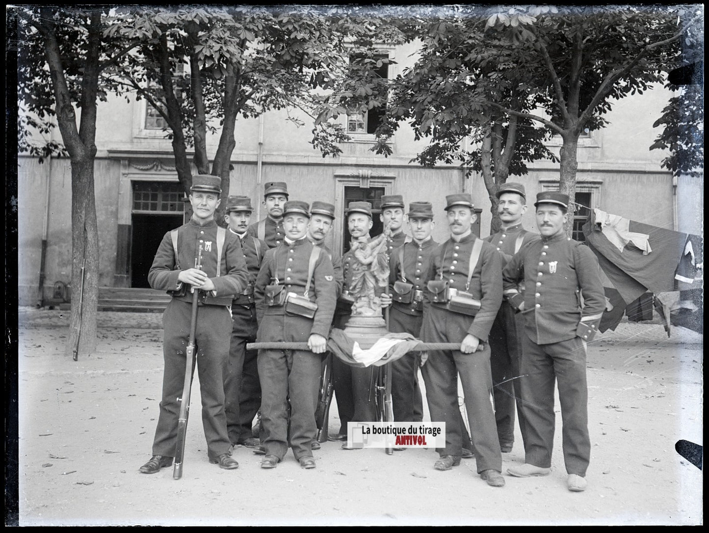 Groupe de soldats, caserne, plaque verre, photo ancienne, négatif N&B 9x12 cm
