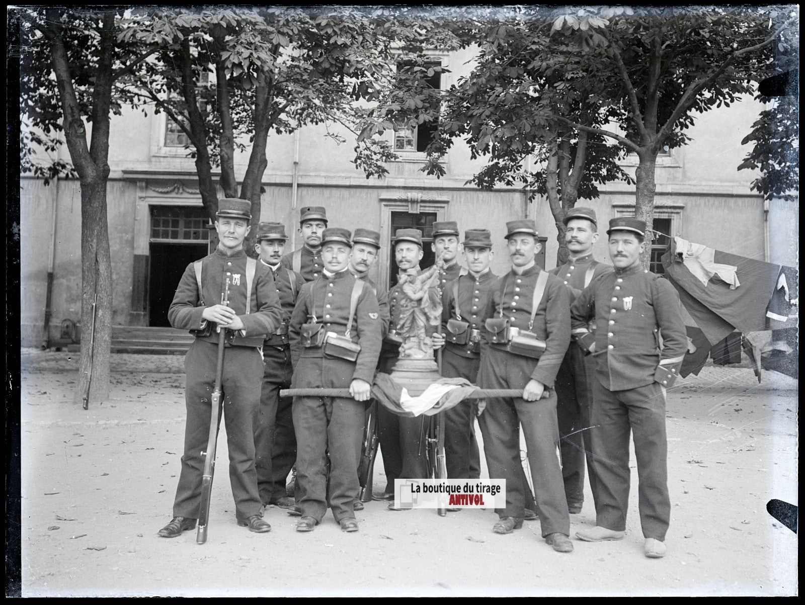 Groupe de soldats, caserne, plaque verre, photo ancienne, négatif N&B 9x12 cm