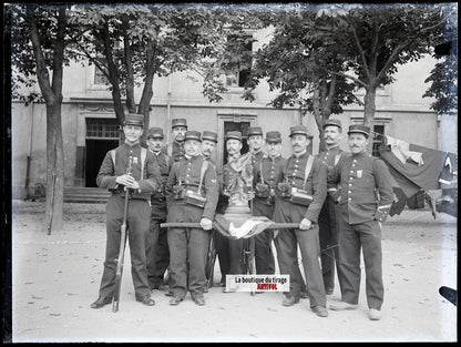Groupe de soldats, caserne, plaque verre, photo ancienne, négatif N&B 9x12 cm