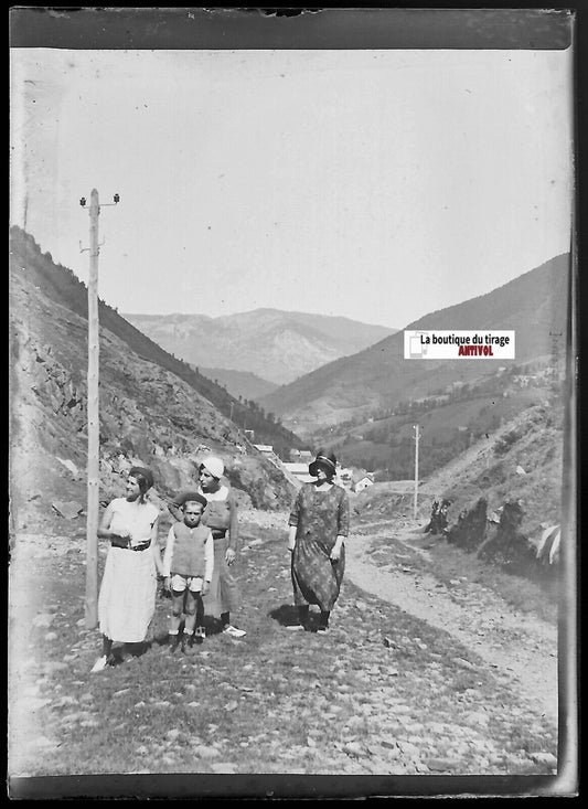 Montagne, famille, Plaque verre photo ancienne, négatif noir & blanc 6x9 cm