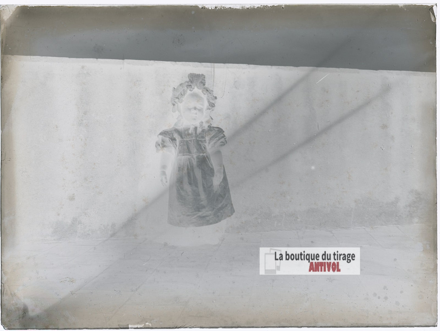 Jeune enfant en robe de cérémonie, plaque verre photo ancienne, négatif 9x12 cm
