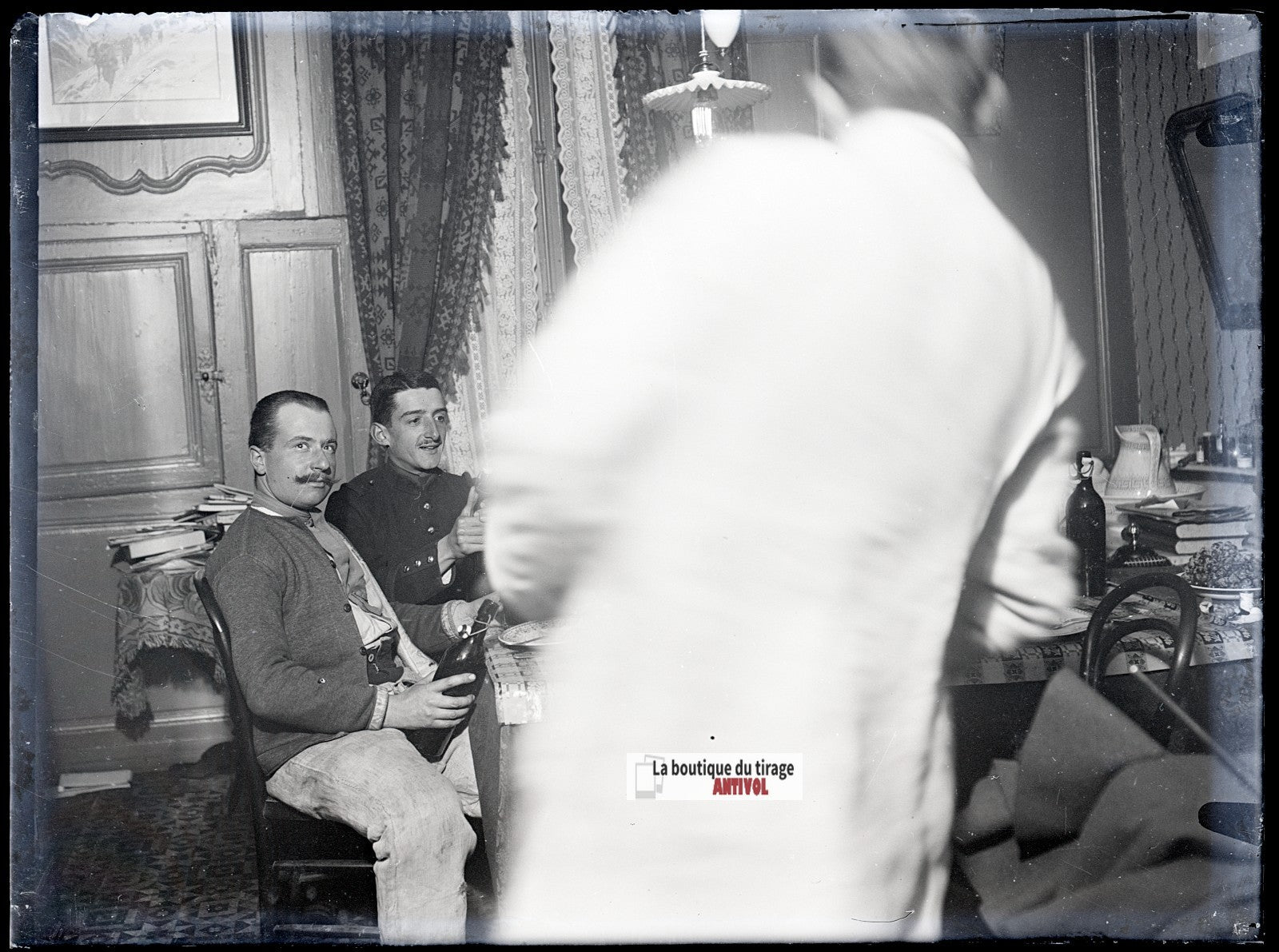 Intérieur avec soldats, plaque verre, photo ancienne, négatif N&B 9x12 cm