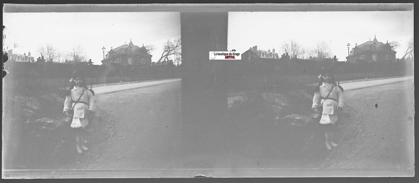 Fillette, Plaque verre photo stéréoscopique, négatif noir & blanc 4,5x10,7 cm
