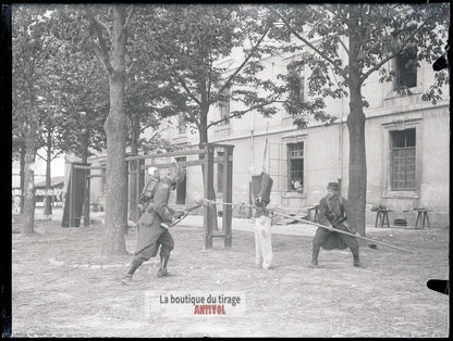 Entraînement à la baïonnette, plaque verre, photo ancienne, négatif 9x12 cm