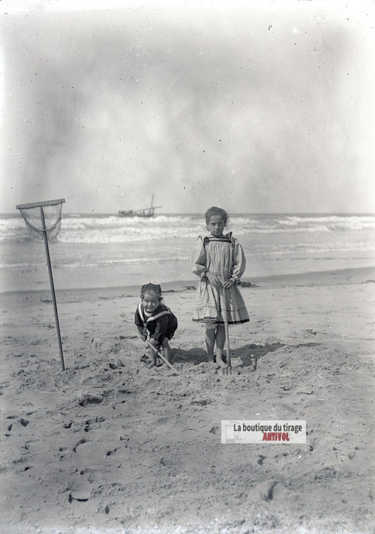 Deux enfants, bateau, Berck-Plage, plaque verre photo ancienne, négatif 9x12 cm
