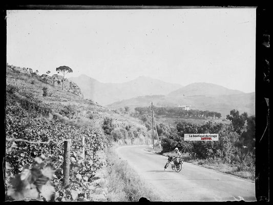 Plaque verre photo ancienne négatif noir et blanc 6x9 cm vélo vers Collioure - La Boutique Du Tirage 