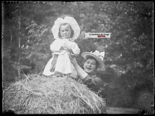 Plaque verre photo ancien négatif noir et blanc 9x12 cm maman filles enfant jeu