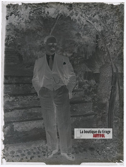 Homme en costume dans un jardin, plaque verre photo ancienne, négatif 9x12 cm