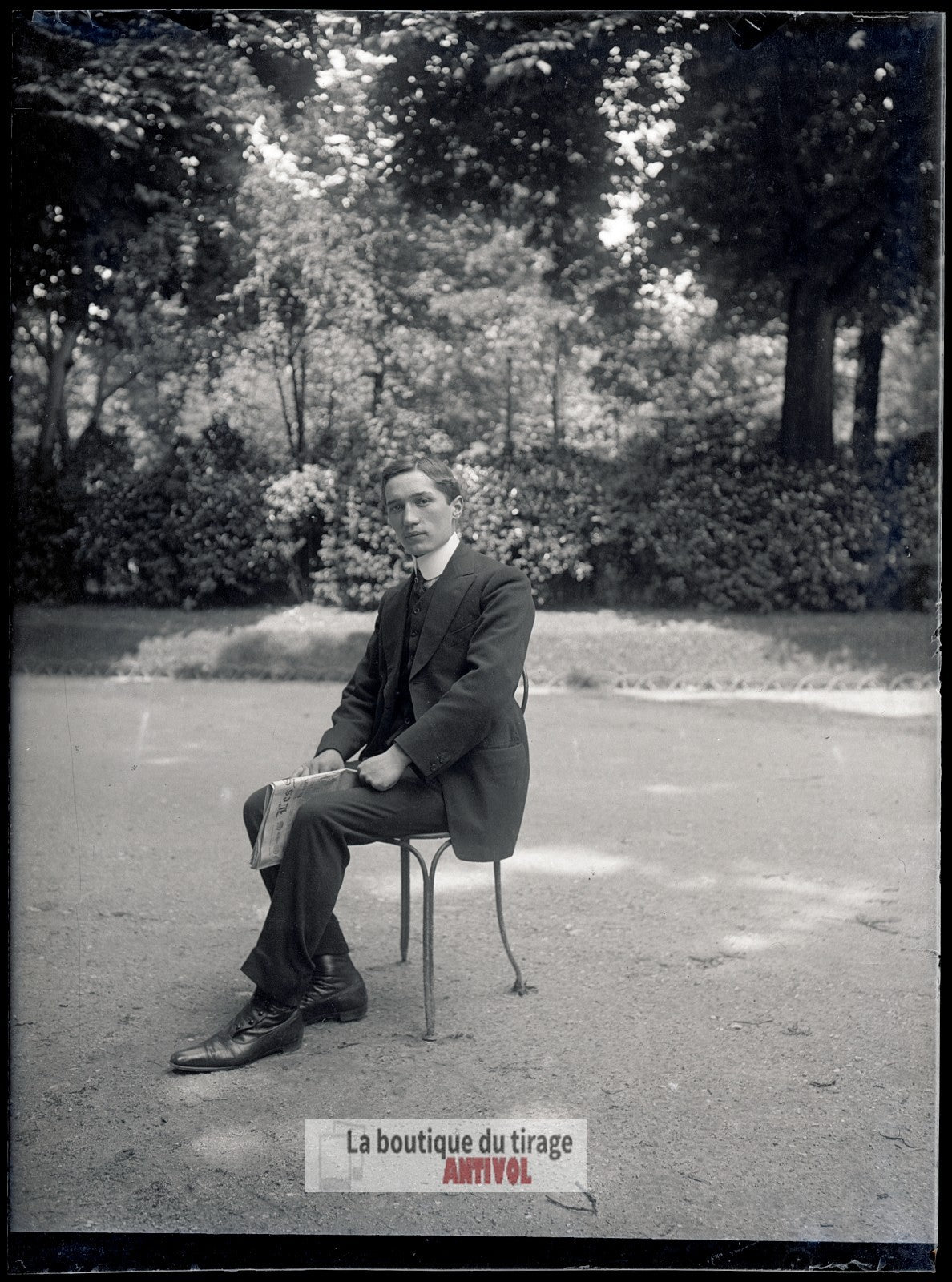 Jeune homme, parc jardin, plaque verre, photo ancienne, négatif 9x12 cm