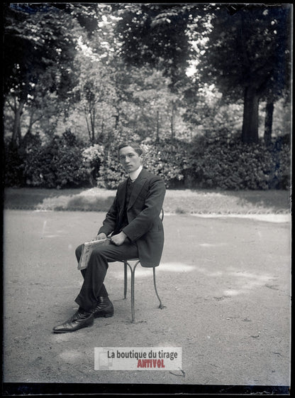 Jeune homme, parc jardin, plaque verre, photo ancienne, négatif 9x12 cm