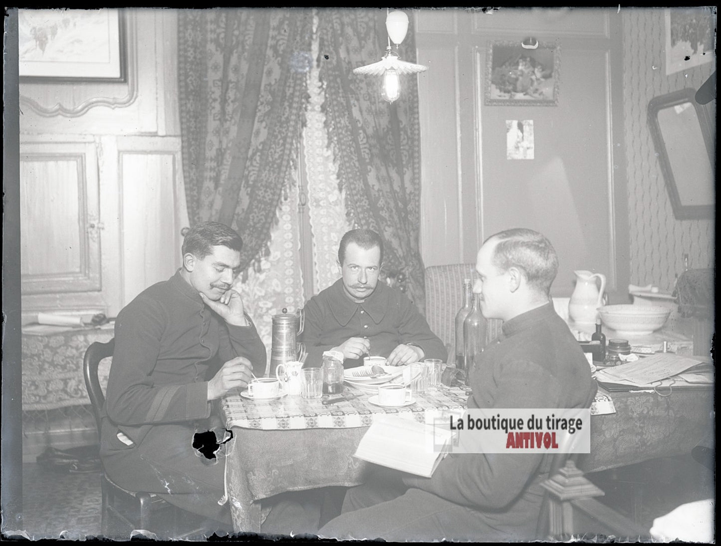 Soldats compagnie magasin Pigalle, plaque verre photo ancienne, négatif 9x12 cm