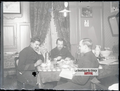 Soldats compagnie magasin Pigalle, plaque verre photo ancienne, négatif 9x12 cm