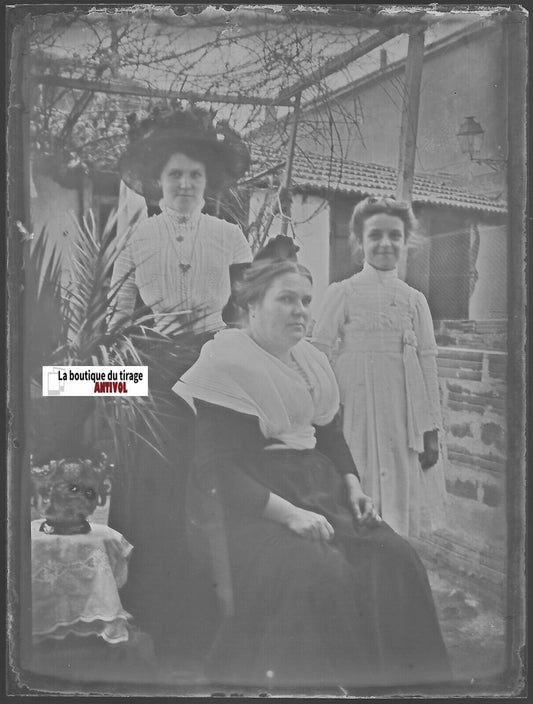 Personnages, filles, Plaque verre photo ancienne, négatif noir & blanc 9x12 cm