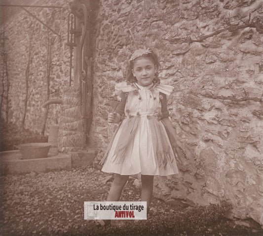 Petite fille en déguisement, France, plaque verre photo ancienne stéréo 6x13 cm