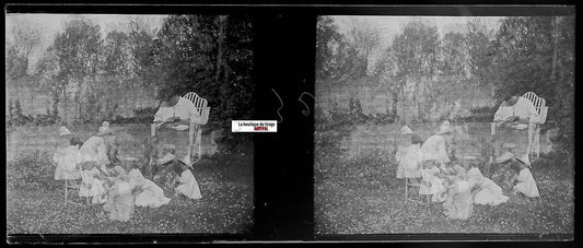 Scène de vie jardin, Plaque verre photo stéréo, négatif noir & blanc 4,5x10,7 cm