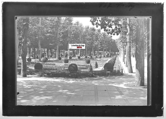 Plaque verre photo ancienne positif noir & blanc 13x18 cm Vichy, parc jardin