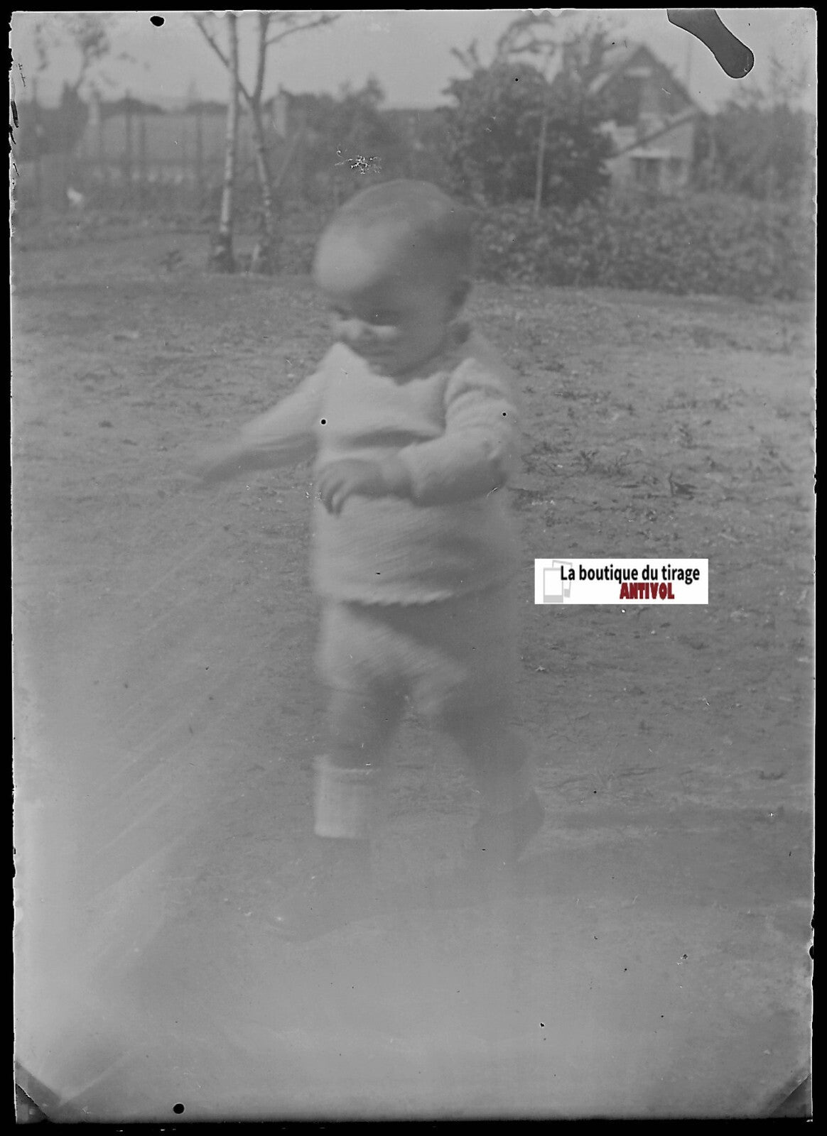 Jeu, bébé, jardin, Plaque verre photo ancienne, négatif noir & blanc 6x9 cm