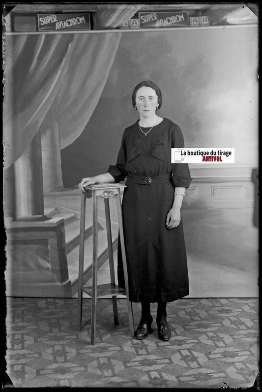 Femme en robe, Plaque verre photo ancienne, négatif noir & blanc 10x15 cm