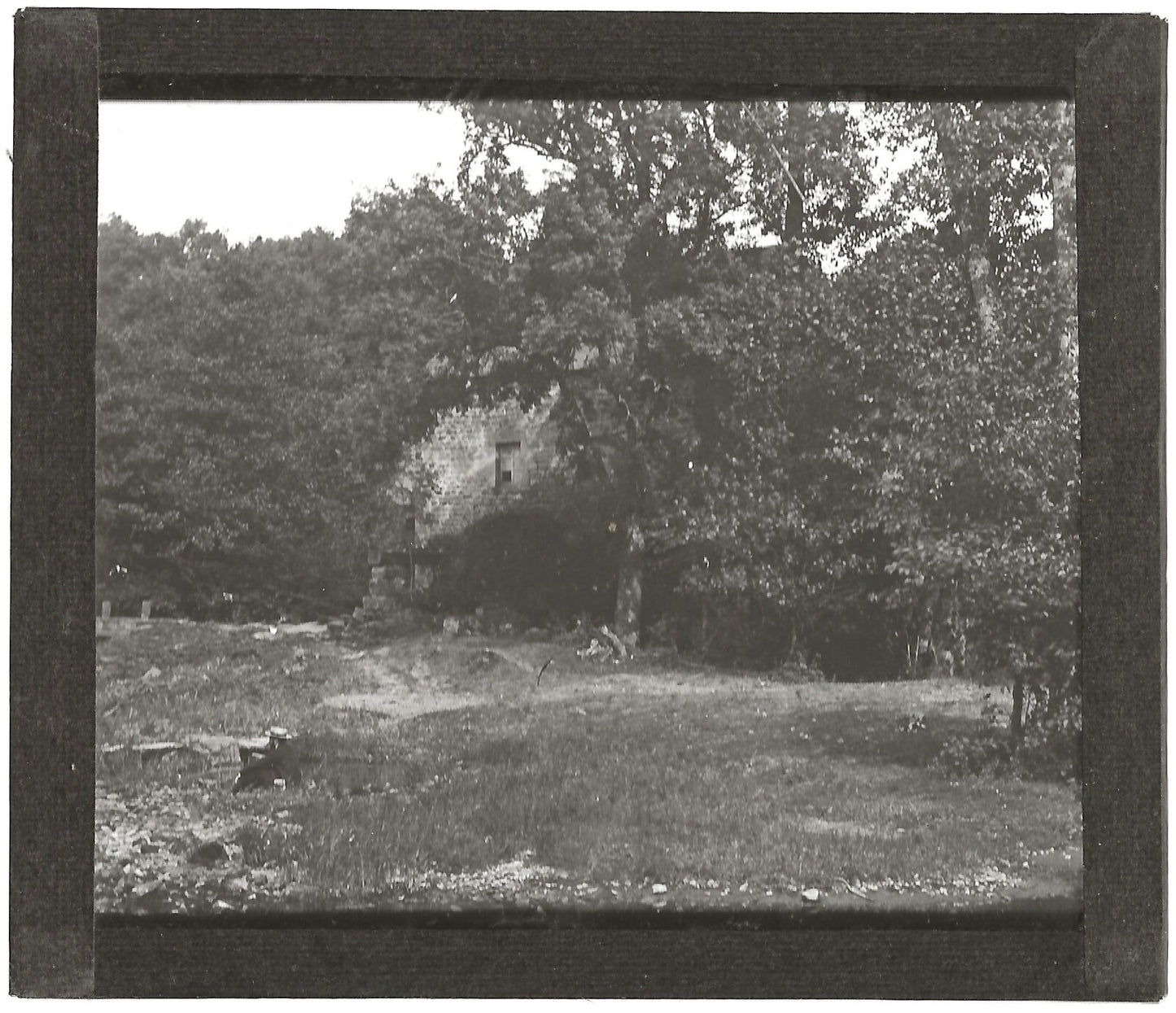 homme, prairie, ruine, France, photo ancienne plaque de verre, positif 8,5x10 cm