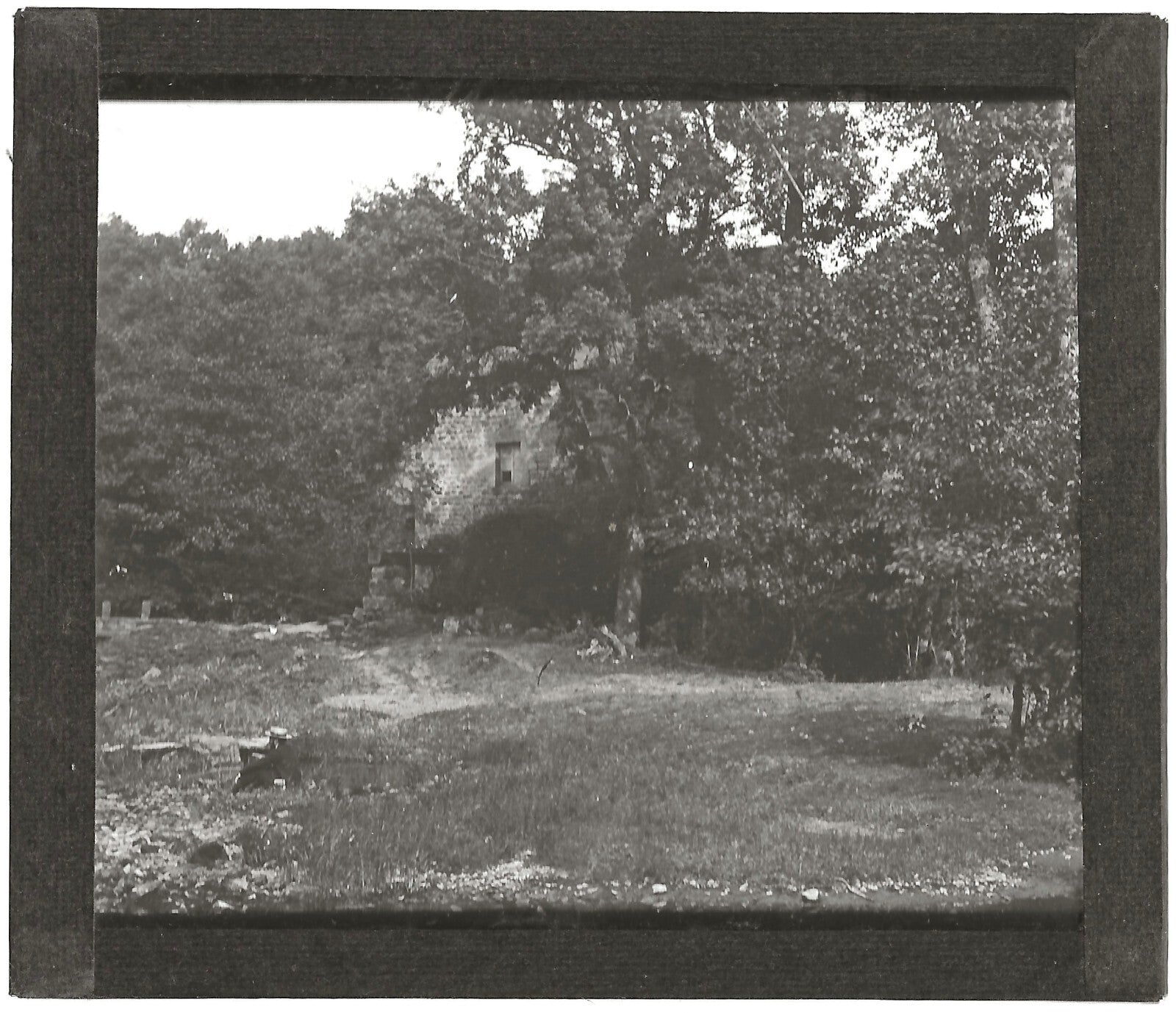 homme, prairie, ruine, France, photo ancienne plaque de verre, positif 8,5x10 cm