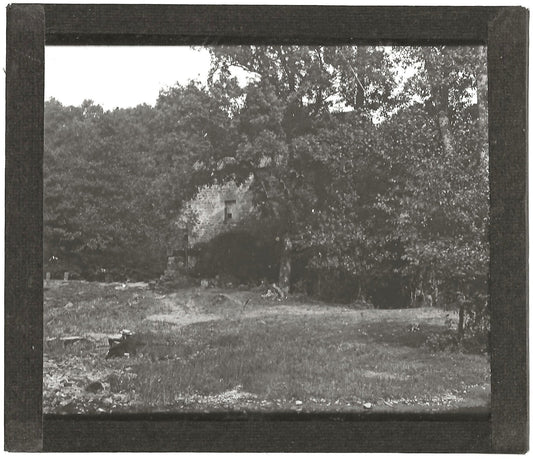 homme, prairie, ruine, France, photo ancienne plaque de verre, positif 8,5x10 cm