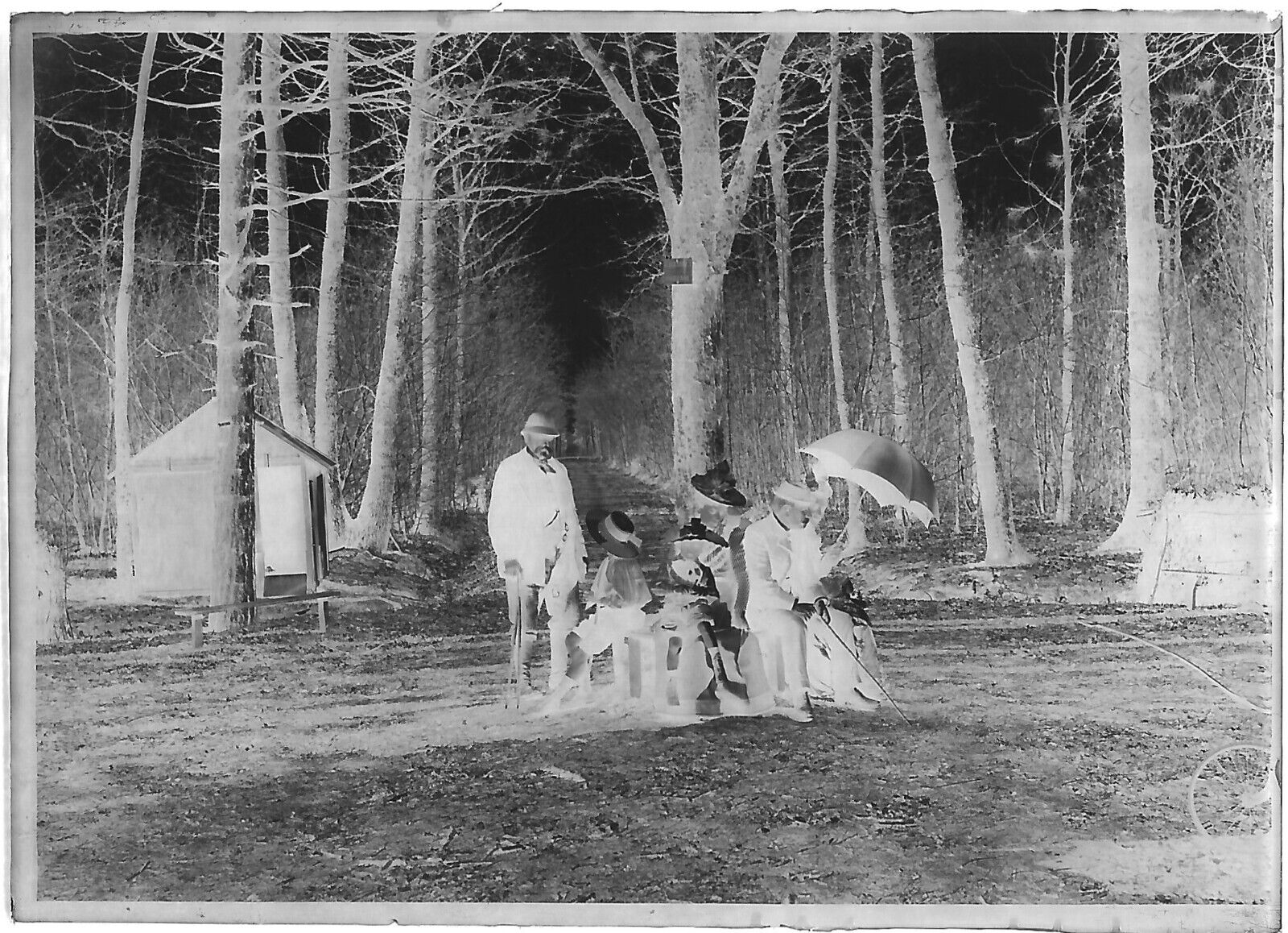 Plaque verre photo négatif noir et blanc 6x9 cm promenade famille route France 